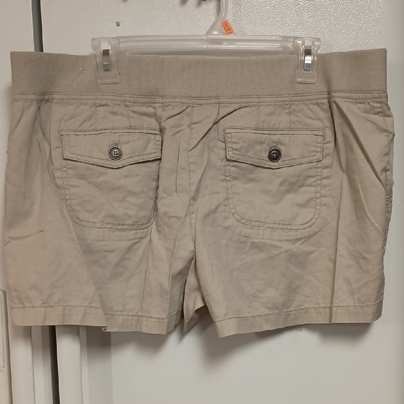 LOFT Women's Beige Cargo Shorts - Picture 2 of 4